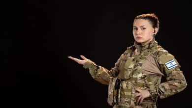 female soldier camouflage black wall 140725 95881